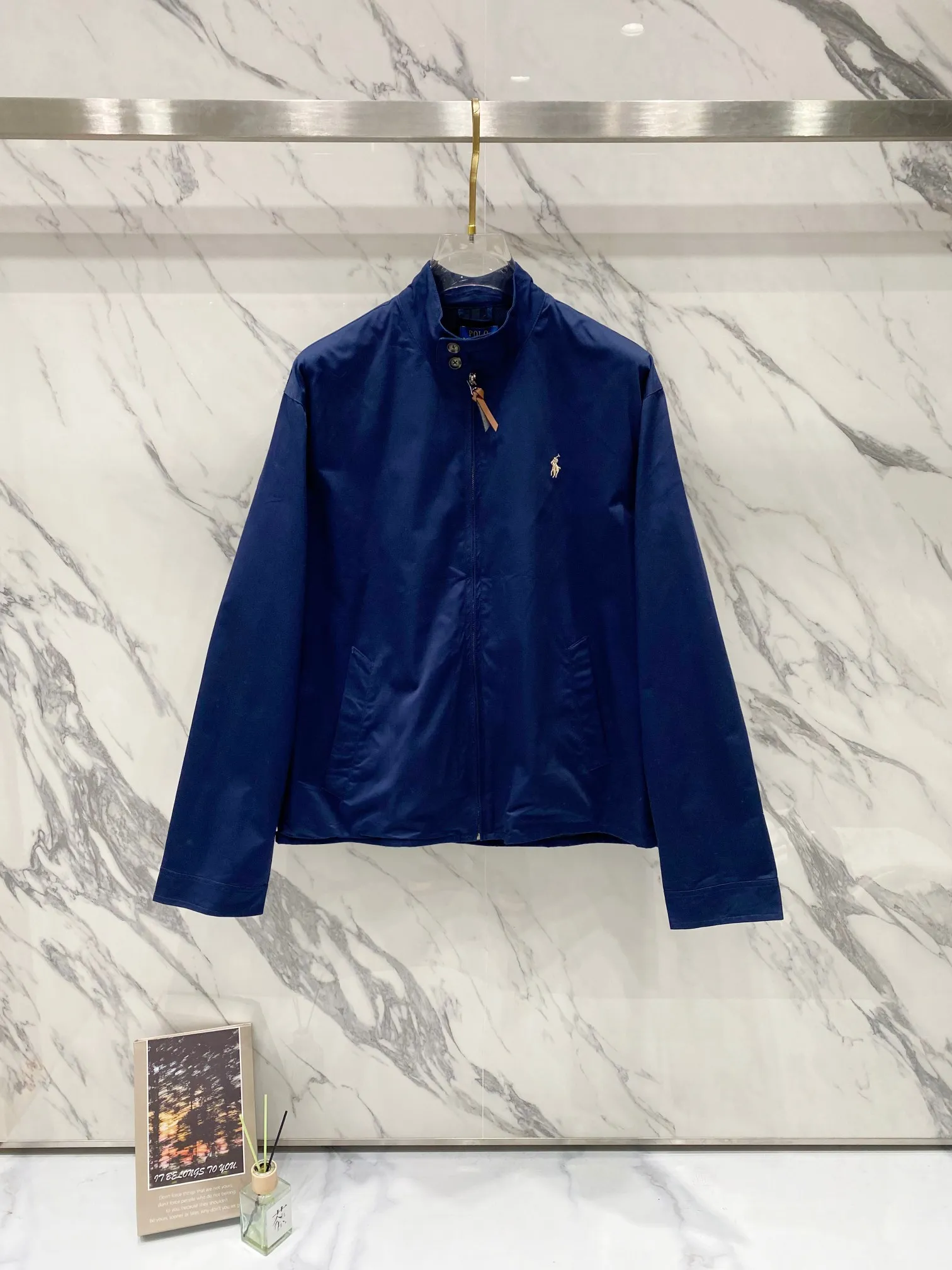 P290 -Ralph Lauren/Ralph Lauren classic three-color men's and women's old cadre zipper stand collar jacket - the same style as Yi Mengling. Recommended by many fashion bloggers, the Harrington jacket's lapel zipper windproof design perfectly blends casual style and street trend elements, and is very suitable for neutral wear. The fabric texture of the jacket is excellent and comfortable to wear. It is a very versatile and trendy jacket. Original development, 100% pure cotton fabric, exquisite embroidery, evergreen style for all seasons, feel free to buy it, retro will never go out of style!  Color: Black Navy Khaki Size: /M/L/XL M: Shoulder Width 52, Clothing Length 70, Bust 122 Sleeve Length 66 L: Shoulder Width 53, Clothing Length 72, Bust 126 Sleeve Length 67.5 XL: Shoulder Width 54, Clothing Length 74, Bust 130 Sleeve Length 69